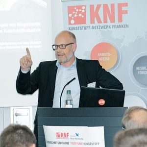 Dr. Marcus Rauch vom Cluster Neue Materialien Bayern sieht die E-Mobilität und das autonome Fahren als Impulsgeber für neue Ideen und Produkte aus der Kunststoff verarbeitenden Industrie.