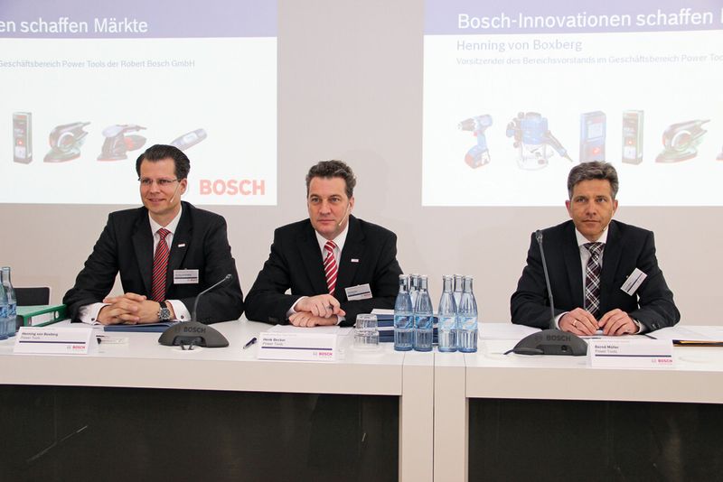 Berichteten über den Markt und die Neuheiten: Henning von Boxberg, Vorstandsvorsitzender des Bosch-Geschäftsbereichs Power Tools, Henk Becker, Mitglied des Bereichsvorstands, und Bernd Müller, Leiter Verkauf Deutschland, Österreich, Schweiz (von links). (Bild: Kroh)