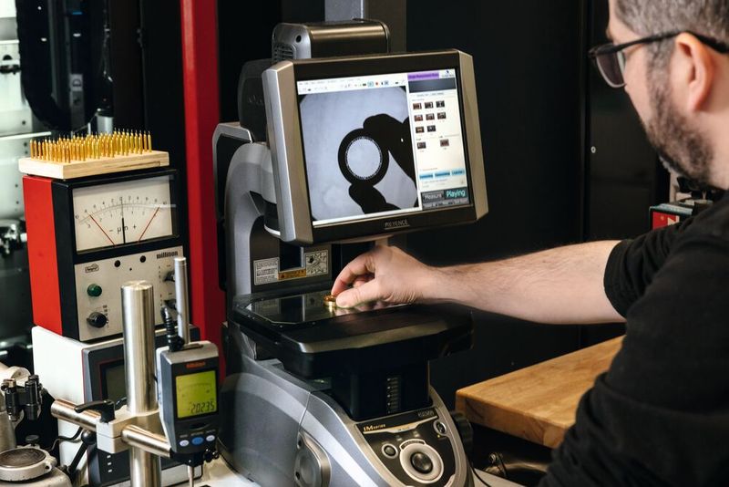 Den Inhabern von NH Micro – Nicholas und Josh Hacko – liegt höchste Präzision im Blut. Sie weisen diese aber auch regelmäßig mit hochwertiger Messtechnik nach.  (Bild: NH Micro / Kern Microtechnik GmbH)