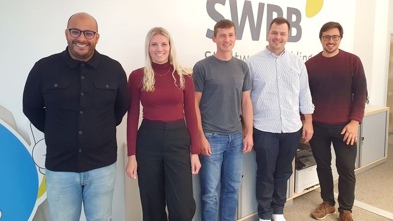 von links: Abdelmoez Tajouri (SWBB), Marie Feld (SWBB), Lucas Christner (SWBB), Valentin Ege (berta & rudi), Lukas Obermüller (berta & rudi)(Bild:  berta & rudi)