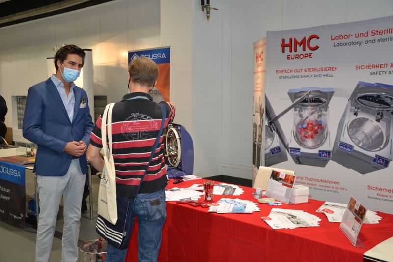 Aufgrund der Corona-Pandemie kamen deutlich weniger Besucher auf die Messe als noch im Vorjahr. Etwa 120 Anwender nahmen dennoch die Gelegenheit wahr, sich vor Ort an den Ständen über neue Produkte zu informieren.   Alle Infos zu den LAB-SUPPLY-Messen – Termine, Vortragsprogramm und Ausstellerliste – finden Sie unter www.lab-supply.info. (LABORPRAXIS, Lüttmann)