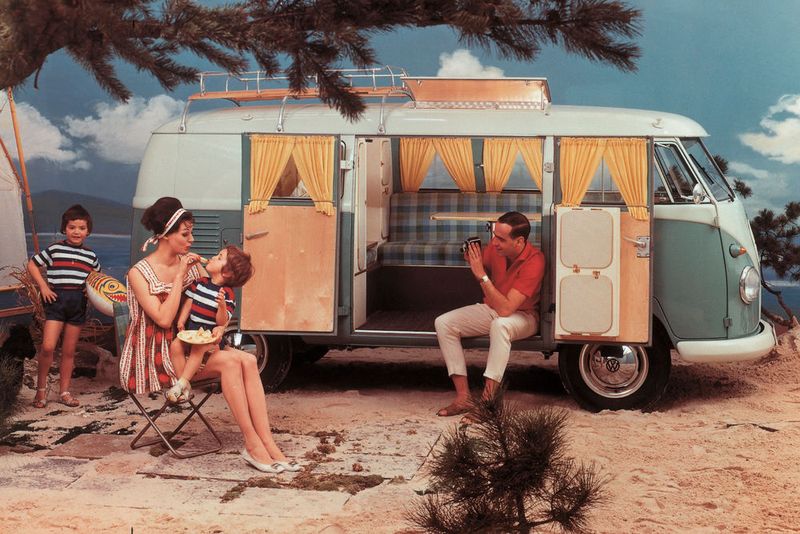 Einen permanenten Umbau zum Campingbus gab es von Westfalia in Kooperation mit VW ab 1961. Die Campingbusse hatten eine umklappbare Rückbank für zwei Schlafplätze, einen Wassertank und mehrere Schränke. Im Fahrerhaus waren längs zwei Schlafplätze für Kinder vorgesehen. Gegen Aufpreis waren eine zweiflammige Kochstelle, eine Kühlbox und eine mobile Chemietoilette erhältlich. Als Sonderausstattung wurde ein Klappdach und ein Aufstelldach angeboten, unter denen ein Erwachsener im T1 aufrecht stehen konnte. (Bild: Volkswagen Nutzfahrzeuge)