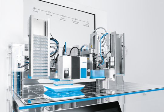 Fig. 4: Cadena de procesos automatizada: la alimentación, la bioimpresión, la fluídica, el transporte, el almacenamiento y la tecnología de control se integran en un sistema global.(Bild:  Festo SE & Co. KG)