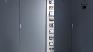 Effizientes und langlebiges Licht im Schaltschrank: Gerade hier ist eine ausreichende Ausleuchtung notwendig, damit Fehlverdrahtungen vermieden werden.  ( Phoenix Contact)