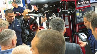 An vielen Messeständen umlagerten die Besucher dicht gedrängt vor allem die Vorführungen von hochpreisigen und vernetzbaren Servicegeräten. (Bild: Holz/»kfz-betrieb«)