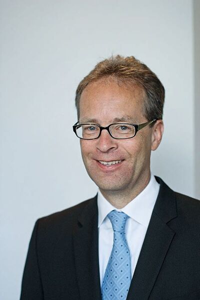 Änderungen bei Schneider Electric: Auf eigenen Wunsch hat Alexander von Schweinitz, Vice President Schneider Electric Deutschland und Geschäftsführer der Merten GmbH, die operative Verantwortung für den Geschäftsbereich Building Commercial zum Ende des Jahres 2017 abgegeben. Von Schweinitz scheidet aus dem Unternehmen aus, um sich neuen Herausforderungen außerhalb des Konzerns Schneider Electric zu stellen. Er wird jedoch der Schneider Electric GmbH als Vorsitzender des Aufsichtsrats weiterhin verbunden bleiben. (Schneider Electric)