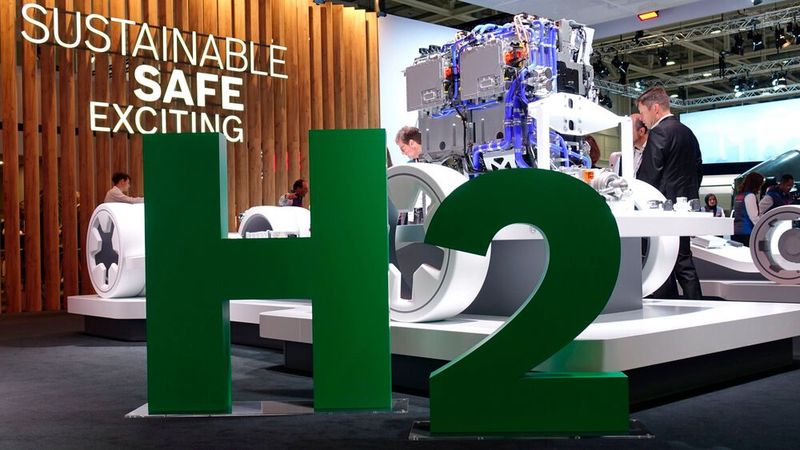 Der Wasserstoff als Energieträger für den Schwerlastverkehr stand auf der IAA hoch im Kurs. Zahlreiche Zulieferer – hier Bosch – zeigten serienreife oder seriennahe Wasserstoffantriebe. (Bild: Rosenow/»kfz-betrieb«)