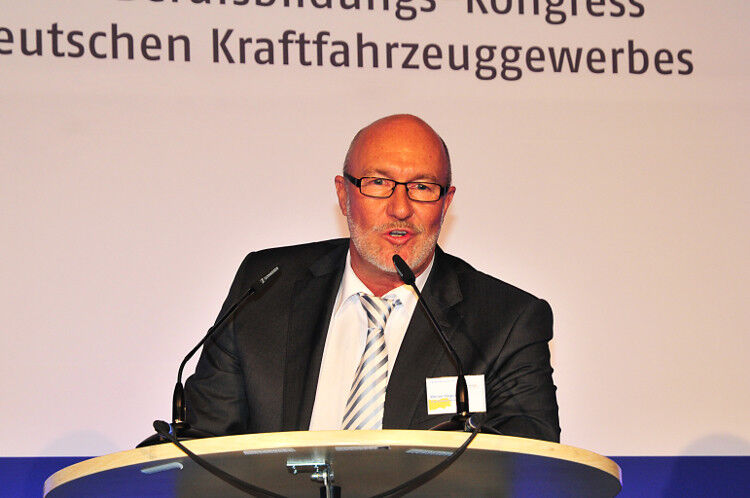 Werner Degen, Chefredakteur »autoFACHMANN«/»autoKAUFMANN«, zeichnete die Betriebe auf den Plätzen sechs bis zehn aus. (Foto: Schmidt)