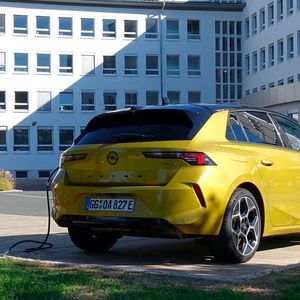 Das sportliche Heck mit den schmalen Rückleuchten und dem kleinen Fenster ähnelt dem des eng verwandten Peugeot 308.(Bild:  Rosenow – »kfz-betrieb«)