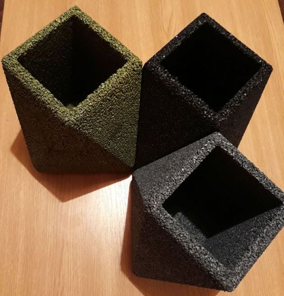 Blumentöpfe in verschiedenen Formaten, gefertigt aus Altreifen-Granulat. (Bild: Ideabox)