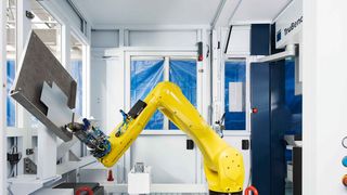 Ist die neue Flex Cell von Trumpf an der Biegemaschine Trubend 7050 angedockt und alles eingerichtet, be- und entlädt der Roboter die Maschine ganz allein. Das System erkennt außerdem, ob Bleche aneinanderkleben. Wenn ja, werden sie ausgeschleust. (Bild: Trumpf)