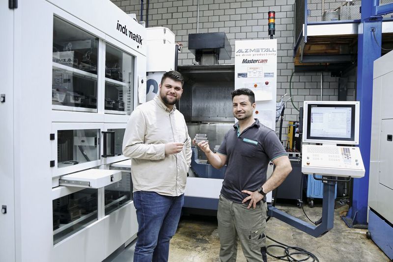 Mendim Ramadani und Jassim Aziz (Teamleiter Fräsen) vor der neuen Alzmetall. Die Kor5-Fräserserie bringt die Maschine an ihre Leistungsgrenzen.  (Bild: Matthias Böhm)