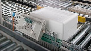 Ein Code, ausgelesen über Scanner, verrät den Maschinen in der automatisierten Produktion, wie das Produkt zusammengesetzt wird – bis zur Verpackung und in Losgröße 1. Dazu wird die individuelle Bedienungsanleitung geliefert. (Bild: Danfoss)