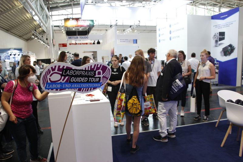 Die LABORPRAXIS war mit einem eigenen Stand auf der Analytica 2022. Hier starteten u. a. die Guided Tours zu den Themen HPLC, Liquid Handling und Probenvorbereitung. Besucher und Aussteller kamen aber auch einfach auf einen Kaffee und ein Gespräch mit der LABORPRAXIS-Redaktion, dem Verkaufsteam oder den Event-Managern der Vogel Communications Group vorbei. (LABORPRAXIS, C. Lüttmann)