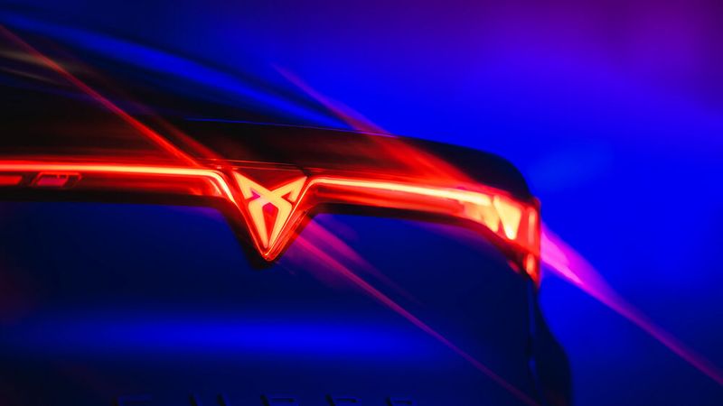 Und auch das Heck-Lichtband lässt keinen Zweifel, dass ein Cupra voranfährt. (Bild: Seat)