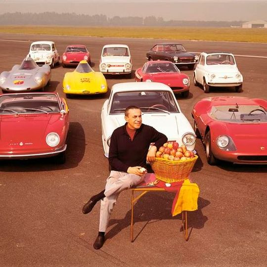 Nach seiner Fahrerkarriere im Auto- und Motorradrennsport gründet der gebürtige Wiener Karl Abarth 1949 in Bologna sein eigenes Untenrehmen. Nach seiner Fahrerkarriere im Auto- und Motorradrennsport gründet der gebürtige Wiener Karl Abarth 1949 in Bologna sein eigenes Untenrehmen.