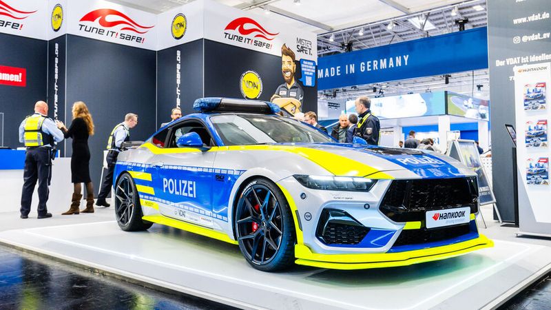 Wenn es scheppert, ist die Polizei nicht weit. Die Initiative „Tune it safe“ wirbt für regelkonformes Tuning – in diesem Jahr am Beispiel eines modifizierten Ford Mustang GT Fastback. (Bild: Messe Essen)