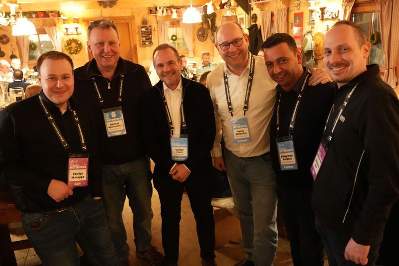 Patrick Skoruppa (Exclusive Networks) mit Günter Braitmayer, Volker Fürst, Peter Bitterlich und Süleyman Karakoc (alle Noris Network) sowie Christian Beer (Exclusive Networks) (Bild: Exclusive Networks)