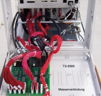 Bild 5: Beispiel eines verdrahteten TS-8989 für eine Messaufgabe. Wesentlich ist, dass die Kabelstränge sauber verlegt sind und die Verbindungen im Rechner in der Software für eine leichtere Orientierung hinterlegt sind. (dataTec)