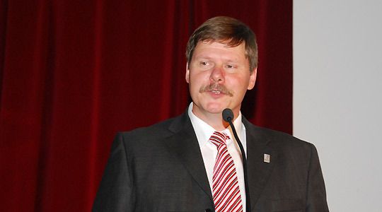 Sein Kollege und Nachfolger im Amt (Leiter Bereich Produktanalyse), Dieter Scheunert, erklärte den technischen Stand der Mercedes-Technologien für Fahrzeugsicherheit. (Archiv: Vogel Business Media)