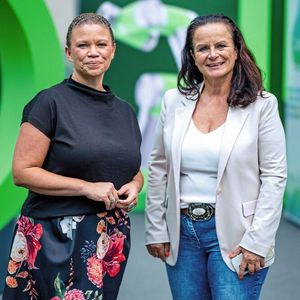 Jessica Bethune, Vice Präsident Industrie- und Prozessauto-​mation DACH bei Schneider Electric (links) im Euref-Campus in Düsseldorf im Interview mit Anne Richter.(Bild:  Schneider Electric/ Gruppe C Photography)