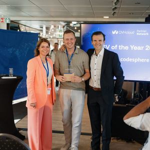 Codesphere ist Independent Software Vendor (ISV) of the Year 2026. Partner Manager Timo Bräutigam (m.) nimmt den Preis von Helen Wohlfahrt-Kuhn und Robert Jandt (Lead Cloud and Outsourcing Solutions bei OVHcloud Deutschland) entgegen. (Bild: Patrick Hess)