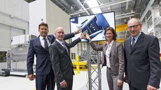 v.l.: BMW-Technologieleiter Dr. Robert Engelhorn, Oberbürgermeister Joachim Wolbergs, Landrätin Tanja Schweiger und Werkleiter Dr. Andreas Wendt beim Start der beiden neuen Anlagen (Bild: BMW)