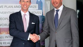Philipp von Hagen, Vorstand der Porsche SE, und Vincent Kobesen, CEO der PTV Group freuen sich über die Übernahme. (PTV Group)