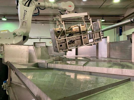 Die Automobilindustrie wandelt sich. Viele Motorbauteile fallen wegen der Mobilitätswende weg. Doch MTM hat Wege gefunden, wie man als Reinigungsspezialist den Umwälzugen begegnen kann. Die Reinigungen von Batteriewannen etwa ist ein neues Feld für die Zukunft ...(Bild:  MTM)