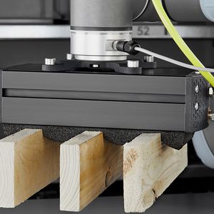 ... aber auch bei Holz können die FPS-120-Vakuumgreifer von Gimatic fest zupacken.(Bild:  Gimatic)