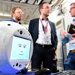 Cimons Struktur stammt komplett aus dem 3D-Drucker und besteht aus Metall und Kunststoff. Im Hintergrund (v.l.): Dr. Christian Karrasch, DLR Projektleiter Cimon, Till Eisenberg, Airbus Projektleiter Cimon und Christoph Kössl, Airbus Software System Ingenieur für Cimon. 