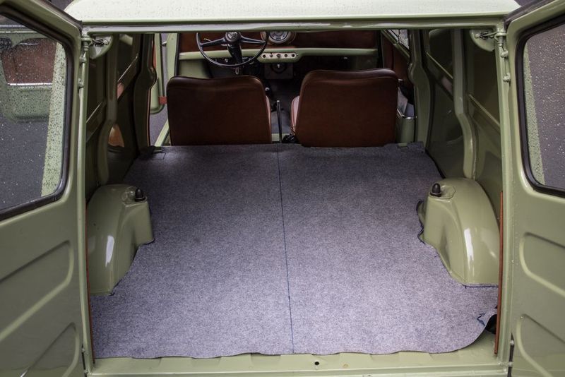 Hinter den beiden vorderen Sitzen war Platz für allerlei Transportgut. Vor allem Handwerker und kleine Handelsbetriebe nutzten den „großen“ Mini. (BMW)