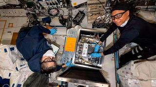 Am 21. August entnahmen die Astronauten Sunita Williams und Jeanette Epps die erste Probe aus dem Metall-3D-Drucker. (Bild: Airbus)