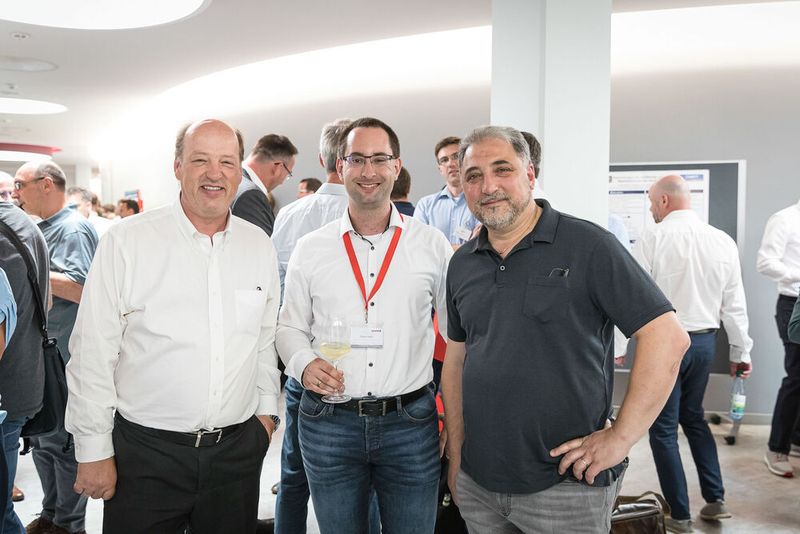 Anwenderkongress Steckverbinder 2023: Tag 1 mit Basisseminaren, Podiumsdiskussion und Posterslam. (Bild: Stefan Bausewein)