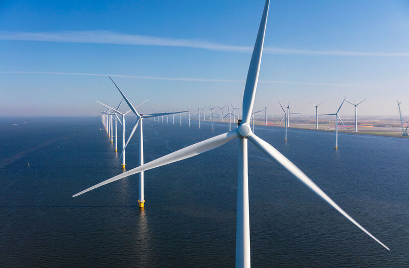 Ende 2021 wurde Chinas bislang größter Offshore-Windpark namens „Jiangsu-Qidong“ ans Stromnetz angeschlossen. Die Anlage hat eine Kapazität von 802 MW. Die 134 Windturbinen verteilen sich über eine Gesamtfläche von 114,5 Quadratkilometern.  (© pkawasaki - stock.adobe.com)