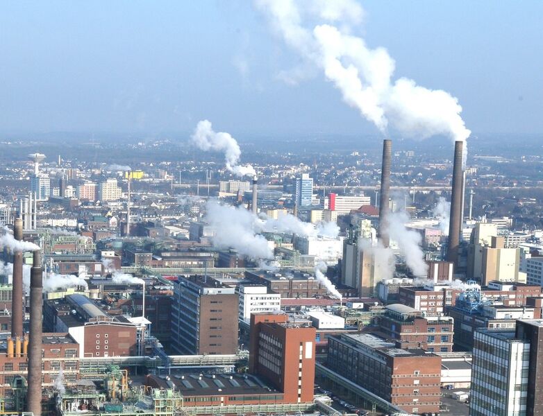 In den Kohlekesseln des Kraftwerks im Chempark Leverkusen entstehen Flugaschen, die sich auch auf Wärmetauscherflächjen ansammeln. Da diese Ablagerungen den Wärmeübergang im Dampfkessel beeinträchtigen, sind sie gregelmäßig mit Dampfrußbläsern zu entfernen. Durch eine neue Betriebsweise der Bläser konnte der CO2-Ausstoß um fast 1.100 t gesenkt werden. (Bild: Currenta)
