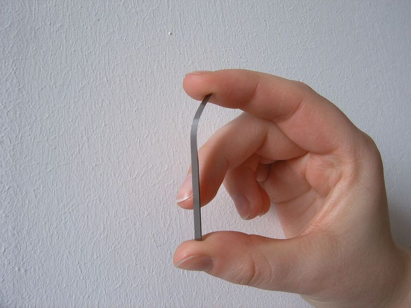 Extrem hart und dennoch flexibel: Es lässt sich gut erkennen, wie flexibel der Schneidstempel ist. Andererseits ist er hart genug um hohe Stückzahlen mit gleichbleibender Genauigkeit zu erzielen. (Bild: Heraeus)