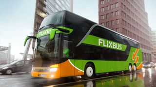 2020 ruhte in Deutschland monatelang der Flixbus-Betrieb, derzeit stehen die grünen Busse seit Anfang November still. (Bild: Flixbus)