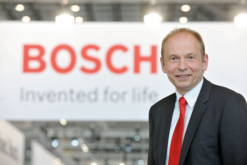 Dr. Stefan König, Vorsitzender des Bereichsvorstands von Bosch Packaging Technology: „Bei sämtlichen Industrie-4.0-Anwendungen von Bosch steht der Mensch im Mittelpunkt. Maschinenbediener sowie Service- und Wartungspersonal werden bestmöglich in ihrer täglichen Arbeit unterstützt – und können diese schneller und effizienter erledigen.“ (Bild: @THOMAS BAUER 51469 BGL GERMANY WWW.TOMFOTO.DE)