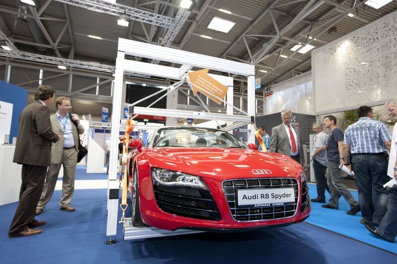 Schicker Audi R8 bei Montage und Handhabungstechnik Robotunits  (Archiv: Vogel Business Media)