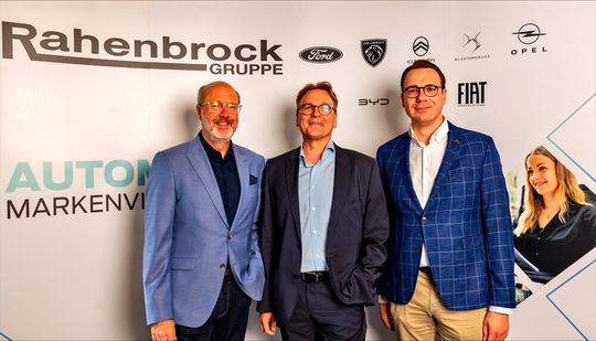 Die Rahenbrock-Geschäftsführer Ubbo Latajka (links) und Marc Kappler (rechts) mit BYD-Deutschlandchef Lars Bialkowski.(Bild:  BYD)