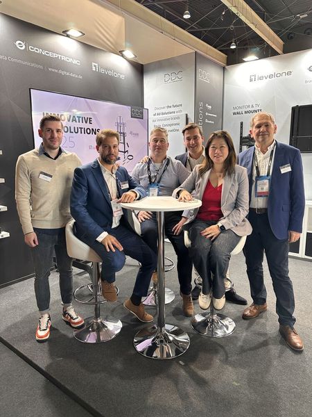 Amanda Chen mit ihrem internationalen DDC Team sind wieder mit einem eigenen Stand auf der ISE (Bild: Vogel IT-Medien GmbH)