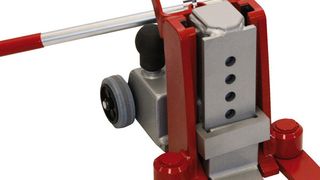 Kann Gewichte bis zu 6 t mühelos bewegen: der Maschinenheber JH 6 G plus von Jung. (Bild: Jung Hebe- und Transporttechnik)