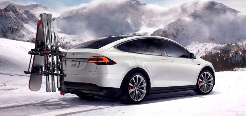 Der Allradantrieb des Model X bewährt sich im Winter und der Heckträger ebenfalls: er kann bis zu sechs Paar Skier trantsportieren. (Bild: Tesla)