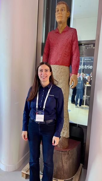 Nach der Awardübergabe fühlte Sabine sich fast so groß wie die Figur hinter ihr. Herzlichen Glückwunsch, Sabine. (Bild: Vogel IT-Medien GmbH)