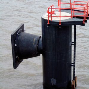 Das Flutschutzwehrsystem Mose wird an den Zuläufen zur Lagune von Venedig gebaut, durch die die Fluten in die Lagune gelangen und wieder abfließen.