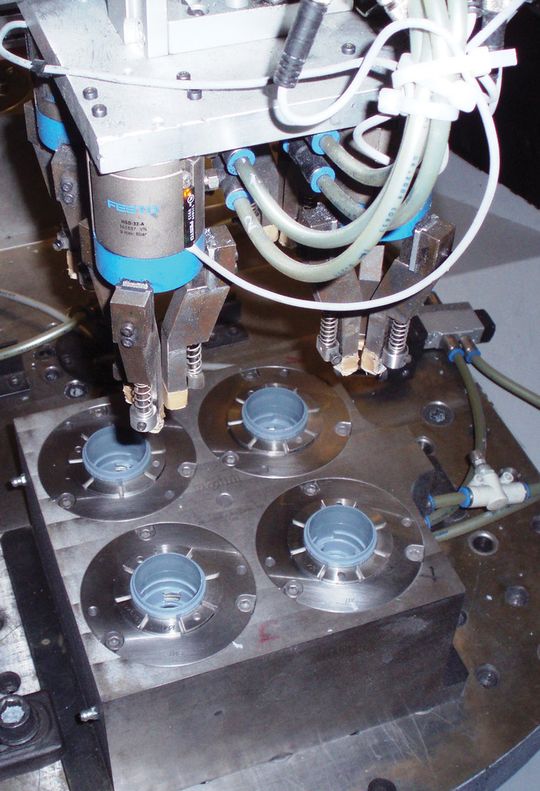 Bei der Bearbeitung von Bohrfutterkappen aus glasfaserverstärktem Polyamid erzielen diamantbeschichtete Wendeschneidplatten eine bis zu fünffach längere Werkzeugstandzeit als herkömmliche Zerspanungswerkzeuge.(Bild:  Cemecon)