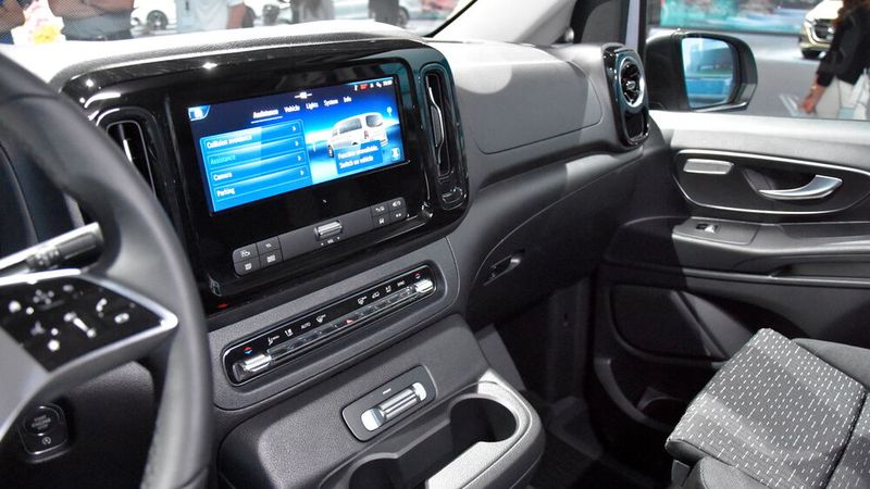 Vito und E-Vito kommen serienmäßig mit zahlreichen Assistenten. (Bild: Simon – VCG)