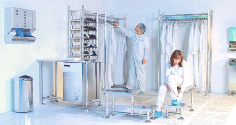 In der Schleuse: Mehrwegbekleidung für den Reinraum muss dekontaminierbar und autoklavierbar sein gemäß EN ISO 14644 und EU-GMP-Leitfaden (inklusive Annex 1). (Bild: Colandis)
