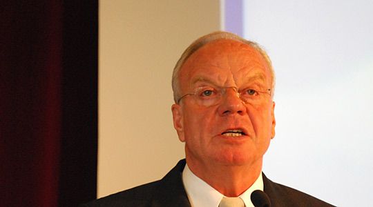 Senator a.D. Volker Lange, Präsident des VDIK, erläuterte den Teilnehmern warum das Autoland Deutschland Importfahrzeuge braucht. Dies tat er indem er die globalen Zusammenhänge der Automobilindustrie aufzeigte. (Archiv: Vogel Business Media)